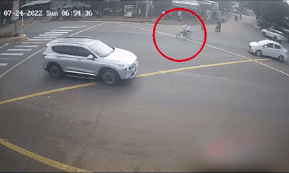 Lạng lách, đánh võng giữa ngã tư, người đàn ông đi xe đạp điện bị ô tô tông văng, nguy kịch
