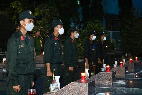 Tuổi trẻ TPHCM thắp nến tri ân các Anh hùng liệt sĩ