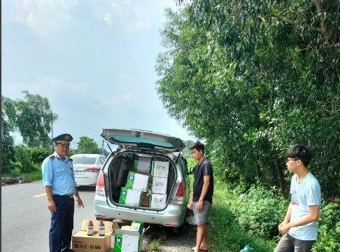 Long An: Bắt quả tang số lượng lớn thuốc diệt cỏ nghi nhập lậu
