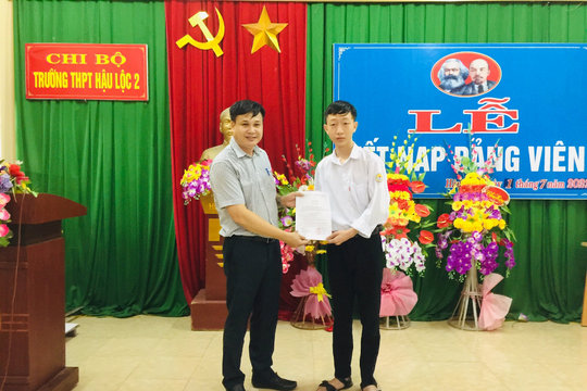 Chàng trai thủ khoa khối A00 được kết nạp Đảng khi còn là học sinh