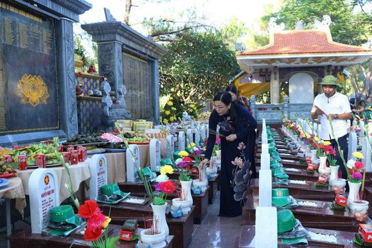 Bí thư Tỉnh ủy Thái Nguyên dâng hương tại Nghĩa trang liệt sĩ Quốc gia Trường Sơn