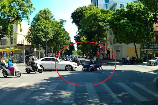 Cố vượt đèn đỏ ở ngã tư, xe máy bị ô tô húc văng