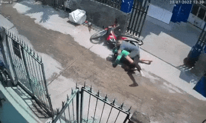 Ngụy trang là tài xế xe công nghệ vào hẻm trộm xe máy, tên trộm nhận 'mưa đòn' từ người dân