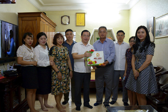 Lãnh đạo Báo Công lý thăm hỏi, tặng quà các gia đình chính sách