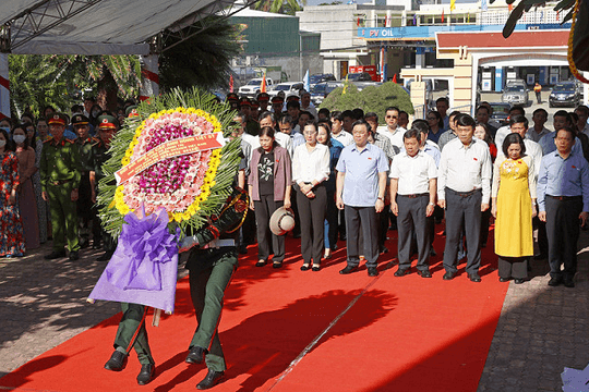 Chủ tịch Quốc hội dâng hương tưởng niệm các Anh hùng liệt sỹ tại Quảng Ngãi