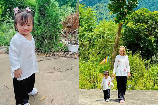 Con gái Mạc Văn Khoa diện áo bà ba đôi với mẹ trông cực xinh xắn, còn liên tục cười đùa xóa bỏ hình ảnh mặt quạu thường thấy