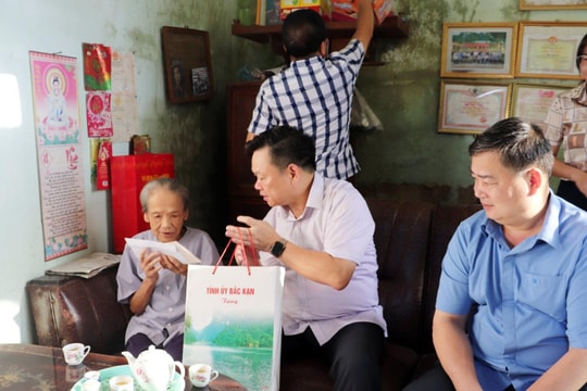 Bí thư Tỉnh ủy Bắc Kạn thăm, tặng quà gia đình người có công 
