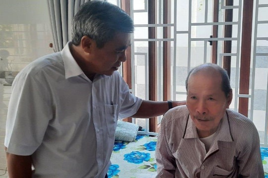 TAND tỉnh Bình Thuận thăm, tặng quà gia đình có công nhân Ngày Thương binh liệt sĩ 