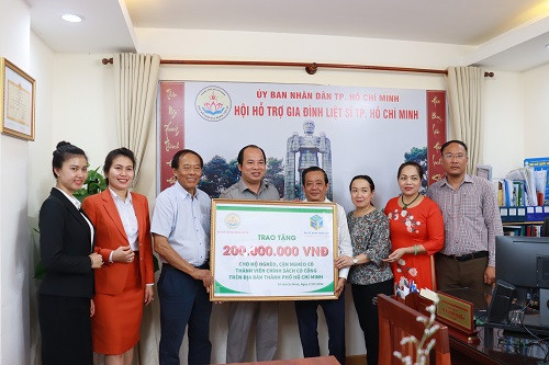Địa Ốc Xanh Toàn Cầu hỗ trợ 200 triệu đồng cho gia đình chính sách nhân Ngày 27/7