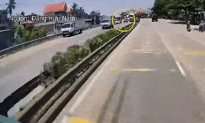 Tạt đầu xe container, ô tô con bị tông nát, văng vào dải phân cách