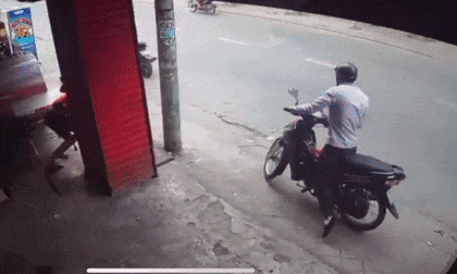 Lao theo giữ chiếc xe máy bị trộm, nữ nhân viên bị kéo ngã văng ra đường