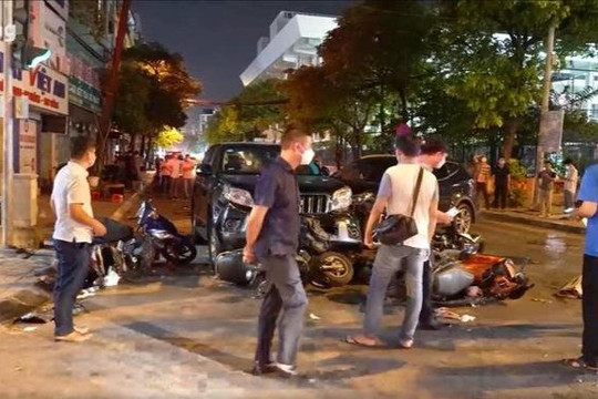 Tai nạn đặc biệt nghiêm trọng, xế hộp gây tai nạn liên hoàn khiến 6 người thương vong