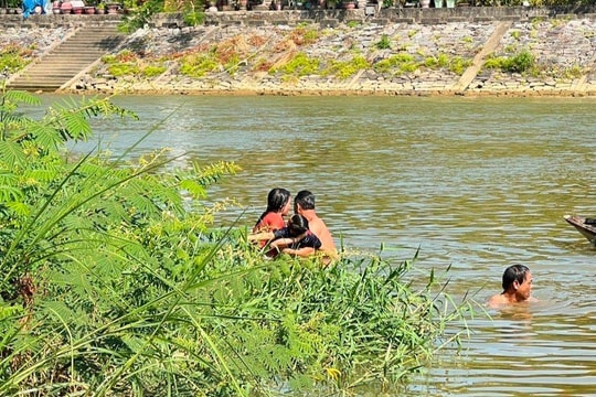 Đi bắt ốc, hai anh em họ bị đuối nước thương tâm