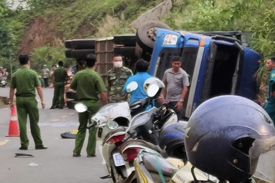 Xe container đổ dốc, lật trên đèo khiến 2 anh em tử vong