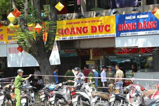 Bắt nghi phạm dùng súng cướp tiệm vàng gần chợ Đông Ba rồi quăng ra đường