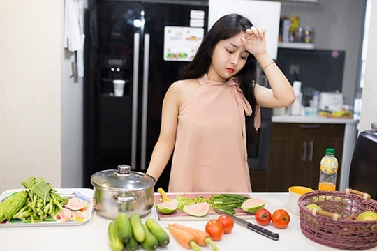 Không biết nấu ăn và làm việc nhà, khi về nhà chồng bạn phải làm sao?