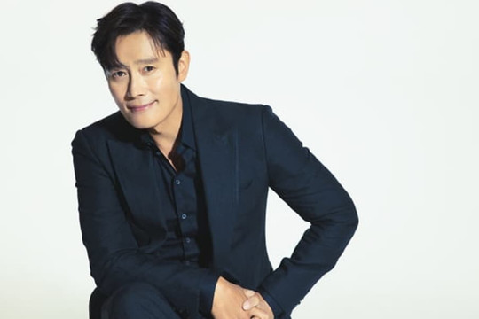 Lee Byung Hun 'lo sợ' vì diễn phim thảm họa, bị rối loạn, hoảng sợ đến mức không thở được khi lên máy bay