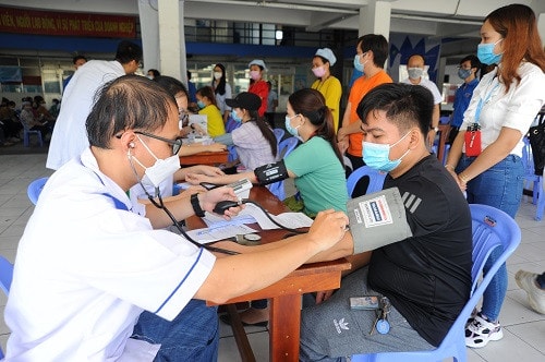 Khám, chăm sóc sức khỏe cho thanh niên công nhân và người dân