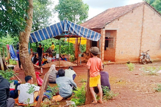 Theo cha mẹ lên rẫy, cháu bé 4 tuổi ngã xuống ao tử vong
