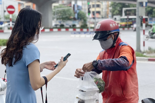 Cô gái bị đánh ghen chỉ vì tặng đồ ăn cho shipper
