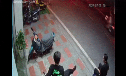 Ô  tô gây tai nạn liên hoàn ở phố đi bộ Hải Phòng, hất văng hai người đi xe máy nằm bất động trên đường