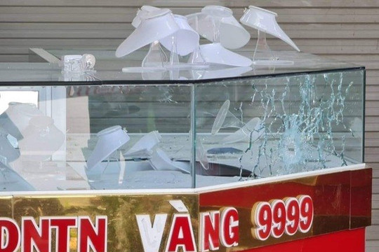 Vụ cướp vàng ném ra đường ở Huế: Người “hôi vàng” không giao nộp có bị xử lý?