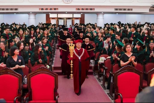 Hình ảnh hiệu trưởng cầm quyền trượng ở lễ trao bằng của ĐH Kinh tế gây tranh cãi