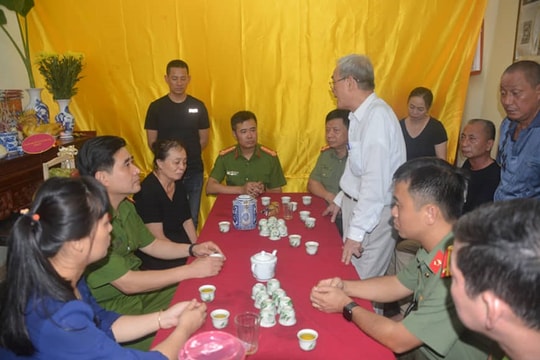 Cụm thi đua số 9 CATP Hà Nội thăm hỏi, động viên gia đình cán bộ chiến sỹ hy sinh 