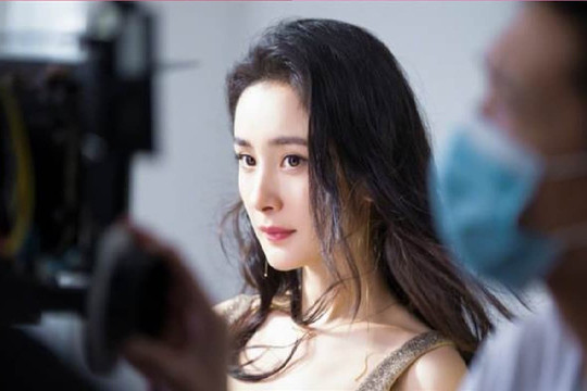 Rộ tin Dương Mịch bị thương đòi bồi thường hơn 17 tỷ đồng, không dám đăng ảnh gần đây, dùng ảnh cũ đánh lừa fan