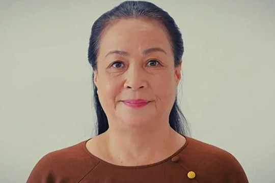 'Thương ngày nắng về' phần 2: Khán giả rớt nước mắt khi chứng kiến bà Nga tự chụp ảnh thờ cho mình