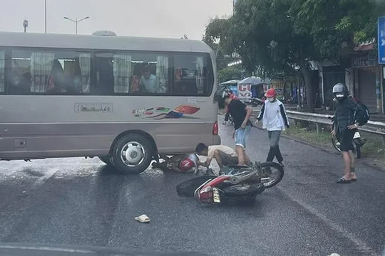Tài xế bẻ lái tránh người đi xe máy gặp nạn, ô tô khách 'drift' giữa phố