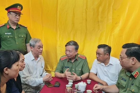 Đại tướng Tô Lâm và Chủ tịch Hà Nội thăm, động viên gia đình cán bộ chiến sĩ hi sinh