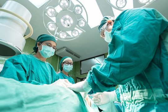 Áp xe hàm do tự chữa răng khôn mọc lệch