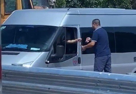 Lợi dụng tai nạn ùn tắc, người đàn ông tự ý thu tiền trên cao tốc Vân Đồn - Móng Cái