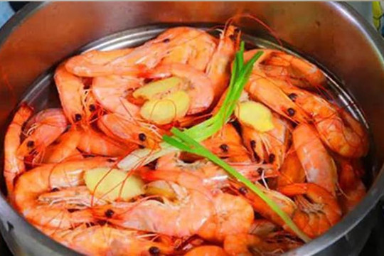Khi luộc tôm, một số người cho rượu nấu ăn, một số người khác cho gừng lát, cách nào đúng?