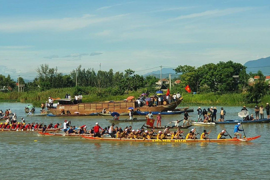 Duy Vinh – Duy Xuyên: Sôi nổi giải đua thuyền truyền thống chào mừng Ngày hội “Toàn dân bảo vệ an ninh Tổ quốc”