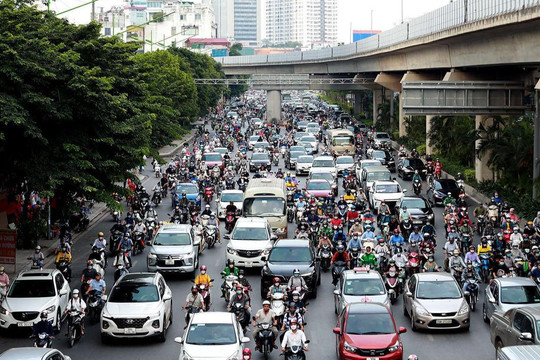 Hà Nội bắt đầu thí điểm phân làn ô tô, xe máy đường Nguyễn Trãi từ hôm nay (6/8)