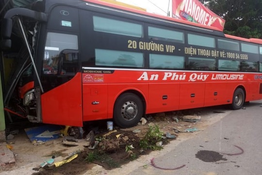 Xe khách mất lái tông loạt xe máy khiến 4 người thương vong