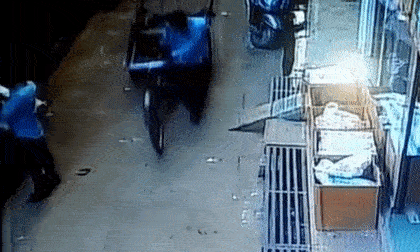 Ngã từ ban công tầng 2, bé trai may mắn rơi trúng chiếc xe kéo đi ngang qua