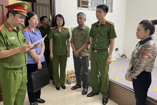 Làm giả chứng minh nhân dân để chiếm đoạt tiền ngân hàng