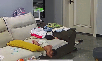 Phản xạ 'nhanh như điện', mẹ cứu con khỏi bị ngã từ ghế sofa