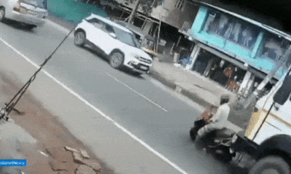 Dừng xe trúng điểm mù xe ben, người đàn ông suýt phải trả giá bằng cả tính mạng