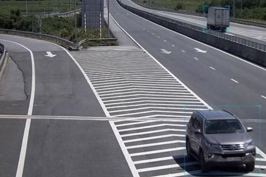 Phạt tài xế lùi ôtô trên cao tốc Đà Nẵng - Quảng Ngãi