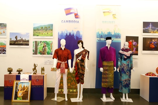 Triển lãm "Sắc màu văn hóa ASEAN": Bức tranh văn hóa đa dạng, đậm đà bản sắc dân tộc