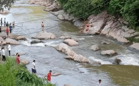 Sapa: Hai vợ chồng du khách bị nước cuốn khi ra suối chụp ảnh