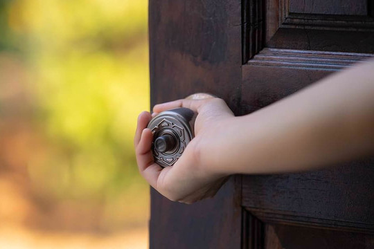 Mở cửa và nhìn thấy cầu thang có thể dẫn đến phá sản! Phong thủy cửa nhà có 7 'kiêng kị' và giải pháp