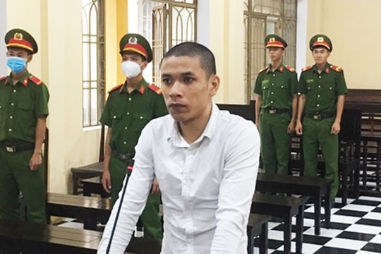 Con dùng rựa chém cha vì mâu thuẫn