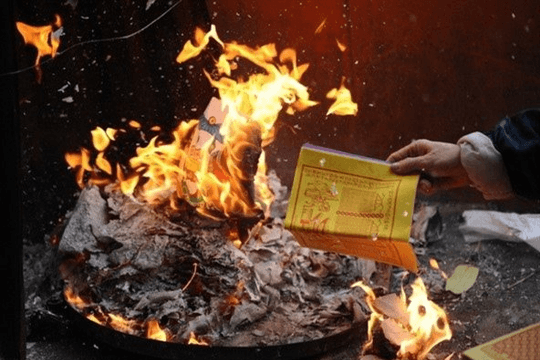 Cảnh báo nguy cơ cháy nổ do thắp hương, đốt vàng mã dịp Rằm tháng 7
