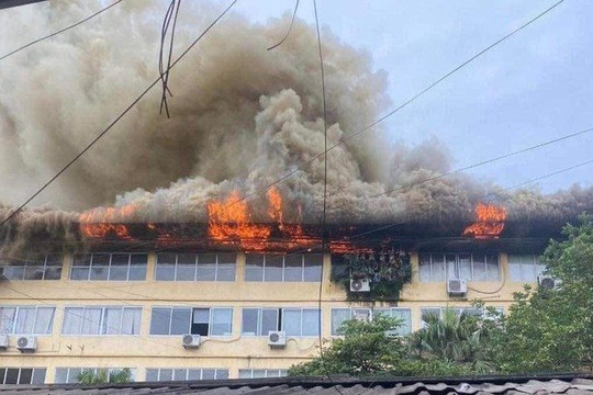 Cháy lớn tại kho xưởng trên đường Trường Chinh