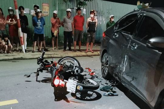 Bình Dương: Xe máy va chạm với xe ô tô, 1 người tử vong
